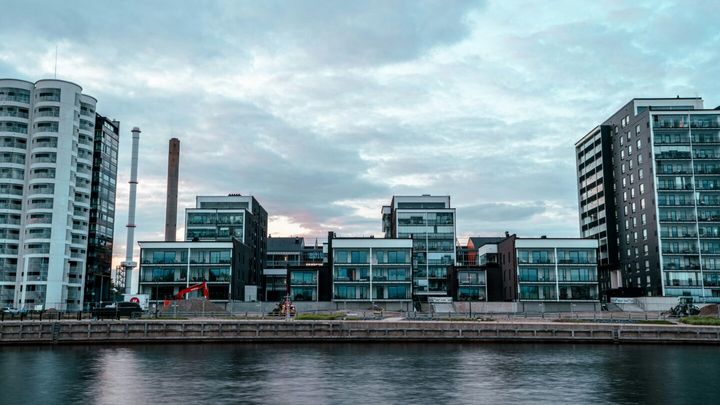 Maahanmuuttaneet alttiimpia muuttamaan maan sisällä, pysyvän oleskeluluvan puute vaikeuttaa juurtumista.