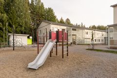Koulun piha, jossa on leikkikenttä ja kiipeilyteline.