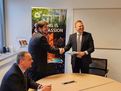 Yhteistyösopimuksen allekirjoitustilaisuudessa oikealla Finn Recycling Oy:n toimitusjohtaja Kalle Härkki, keskellä Siempelkamp Giesserei -yhtiön toimitusjohtaja Georg Geier ja vasemmalla Siempelkamp -yhtiön toimitusjohtaja Dirk How.