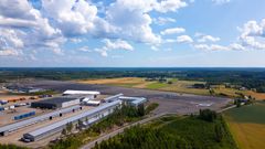 Kouvolan Teholan logistiikka-alueella päätieverkon ja rautatien solmukohdassa sijaitseva RRT-terminaali (Rail-Road Terminal).