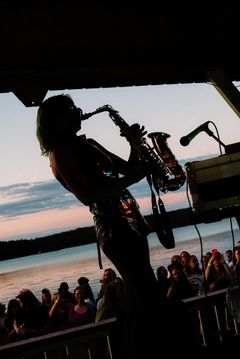 Myös Ihmemaa-festivaali sai Elävän musiikin säätiön apurahan vuonna 2024. Kuvassa keikalla MODEM-yhtye. Kuva: Iiro Tujula