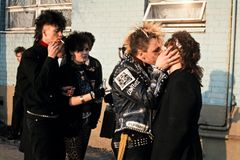 Nuorisoa Lepakon edustalla vuonna 1984. Kuva: Merja Wesander / Helsingin kaupunginmuseo.