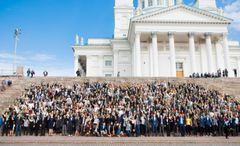 Ihmisiä Tuomiokirkon portailla juhlimassa Elements of AI -kurssilta valmistumista