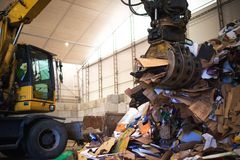 Finells Transportin tuotantolaitoksessa kierrätykseen menevien materiaalien lastausta.