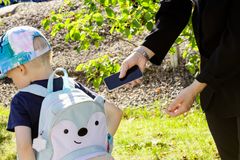 Nyt voi luoda sekä itselleen että koulunsa aloittavalle hyvän mielen, kun laittaa vanhat laitteet kiertoon. Kuva: Melissa Laitila