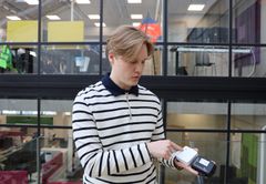 Carunan asiantuntija Teemu Manner esittelee IoT-antureita Carunan toimistolla.