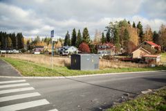 Kuvassa moderni puistomuuntamo Espoossa. Kuvituskuva.