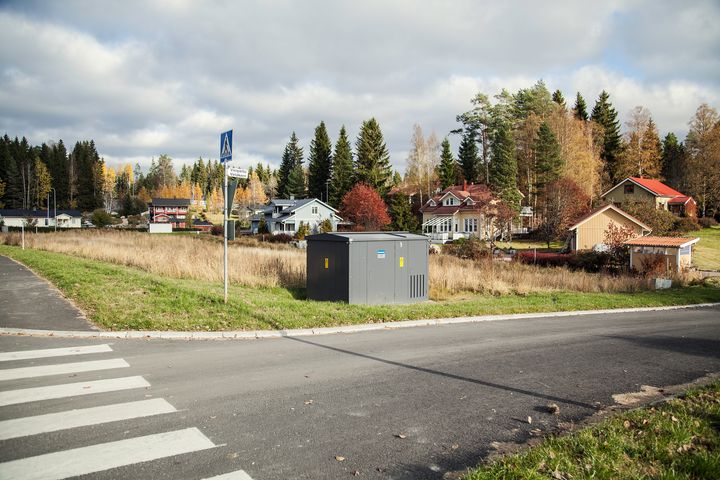 Kuvassa moderni puistomuuntamo Espoossa. Kuvituskuva.