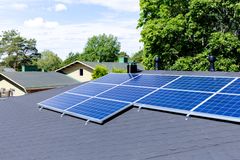 Aurinkopaneelit katolla