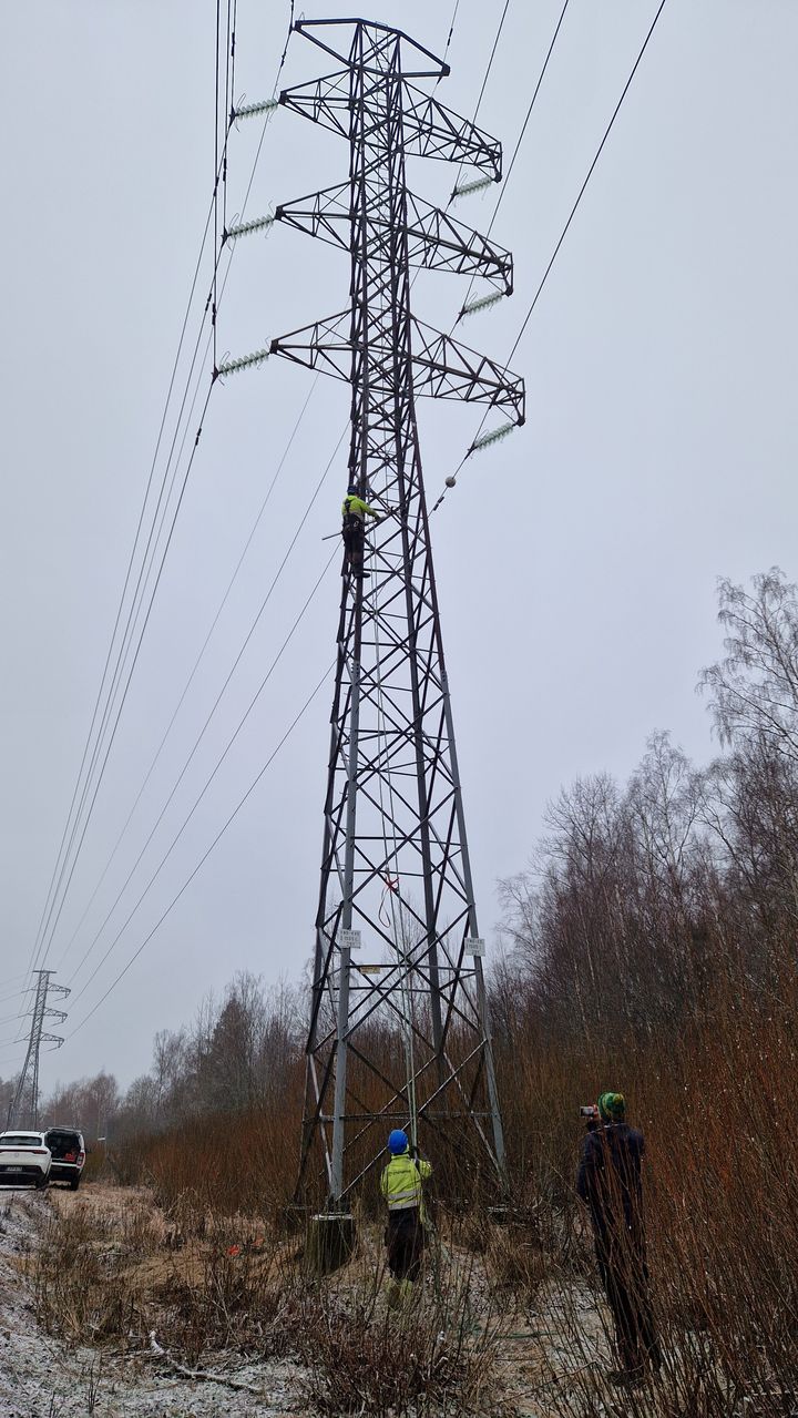 Vaisalan sääaseman asennus käynnissä Carunan 110 kilovoltin suurjännitelinjan pylvääseen Espoossa.
