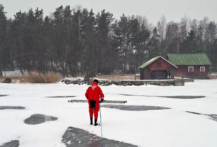 Carunan%20asentaja%20liikkui%20merell%E4%20turvak%F6yden%20avulla%20korjaamaan%20vikoja
