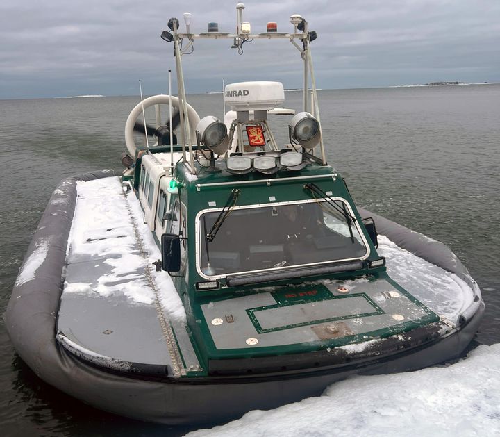 Joillakin%20saaristoalueilla%20verkkoa%20tarkastettiin%20ja%20asentajia%20sek%E4%20tarvikkeita%20kuljetettiin%20ilmatyynyaluksilla%20ja%20hydrokoptereilla%2C%20jotta%20vakituiset%20asunnot%20saatiin%20takaisin%20s%E4hk%F6n%20piiriin%20mahdollisimman%20nopeasti.