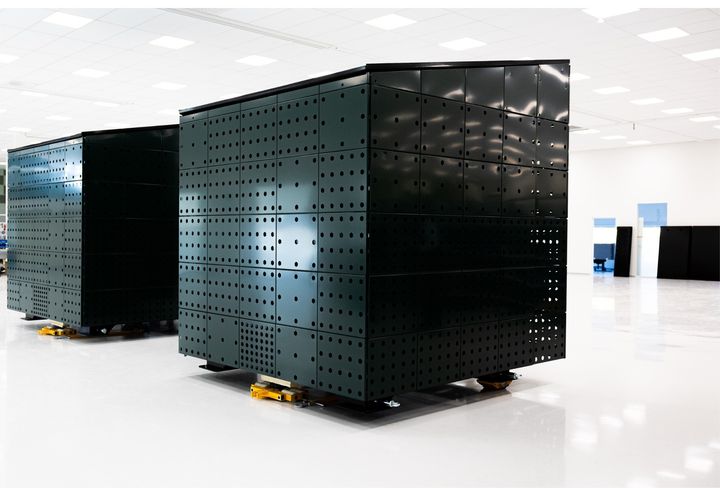 kaksi mustaa Cactos-akkua