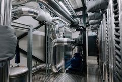 Datakattila sisältä. Datakattilan sisältä löytyvät laitteet, joilla käsitellään ja tallennetaan dataa sekä niiden tarvitsemat sähkö- ja jäähdytysjärjestelmät.