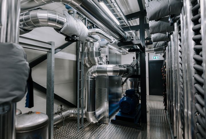 Datakattila sisältä. Datakattilan sisältä löytyvät laitteet, joilla käsitellään ja tallennetaan dataa sekä niiden tarvitsemat sähkö- ja jäähdytysjärjestelmät.