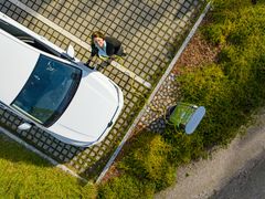 Sähköauton lataus ilmakuva