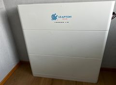 Valkoisen värinen kuluttaja-akku eli kotiakku käytössä.