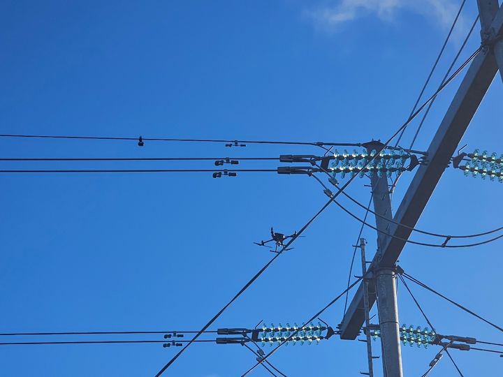 Tykkylumianturin asennus suurjännitejohdolle