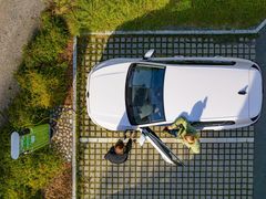 sähköauton parkkipaikka ja latauspiste ylhäältäpäin.