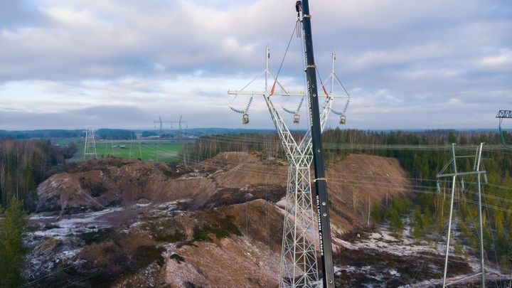 Carunan suurjännitteisen sähköverkon pylvään nosto