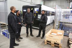 Tänä keväänä Laitilaan saapuneet intialaiset osaajat ovat hyvin motivoituneita ja innostuneita työntekijöitä. Moni heistä suunnittelee jo oman perheen tuomista Laitilaan. Laserin edessä poseeraavat Shyam, Suresha, Neeraj ja Ramesh.