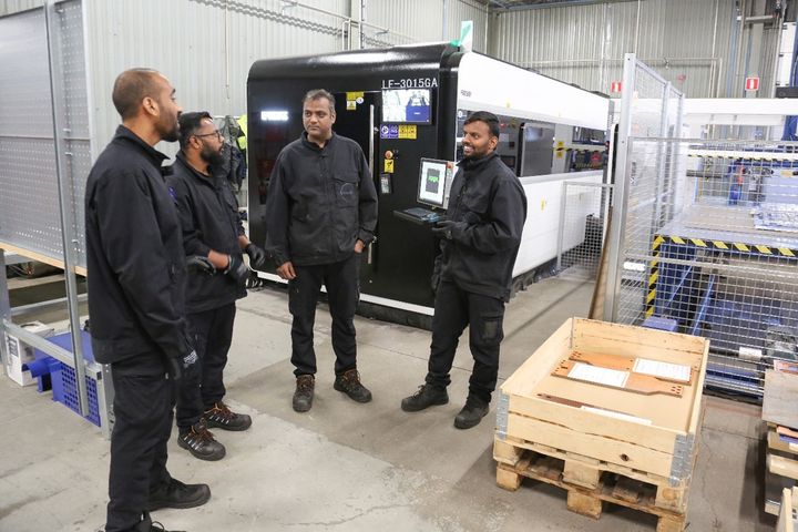 Tänä keväänä Laitilaan saapuneet intialaiset osaajat ovat hyvin motivoituneita ja innostuneita työntekijöitä. Moni heistä suunnittelee jo oman perheen tuomista Laitilaan. Laserin edessä poseeraavat Shyam, Suresha, Neeraj ja Ramesh.