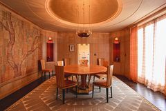 Ruokasali Saarinen-talossa Bloomfield Hillsissä, suunniteltu Eliel Saarisen toimesta, art deco -tyyliin. Huoneessa on pyöreä puupöytä jakkaroiden ympäröimänä sekä koristeelliset seinä- ja lattiatekstiilit.