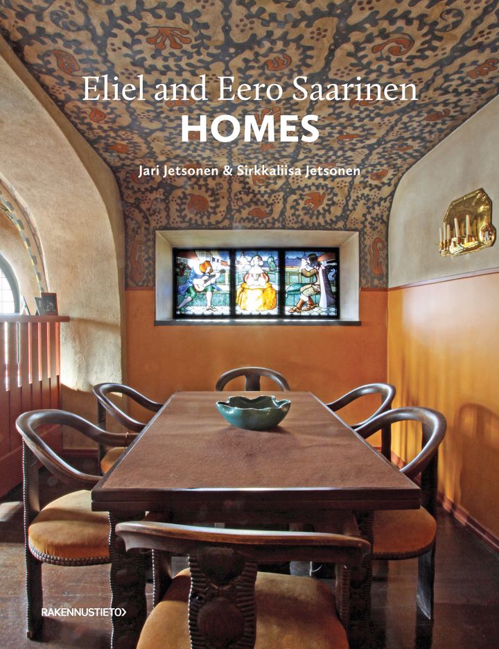 Kuva: Kirjan "Eliel and Eero Saarinen Homes" kansi, jossa näkyy kauniisti sisustettu huone.