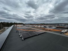 Katto, jossa on aurinkopaneeleja pilvisellä säällä.