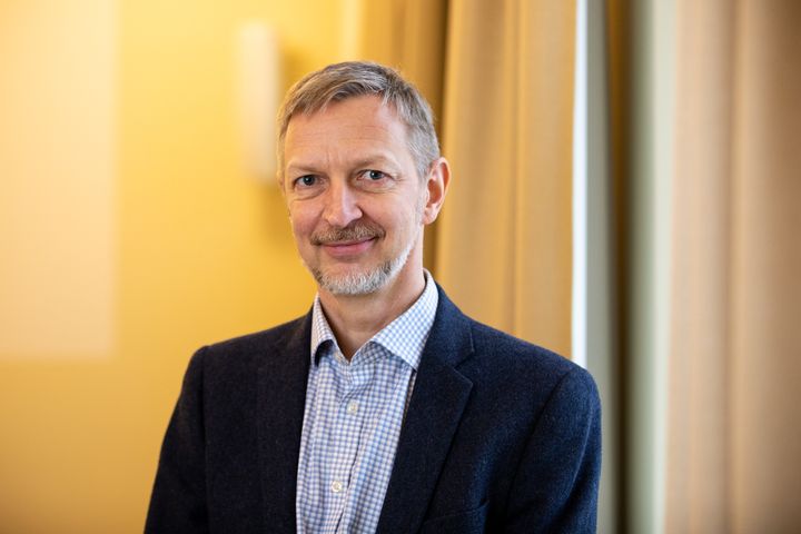 Kestävyyspaneelin puheenjohtaja Lassi Linnanen.