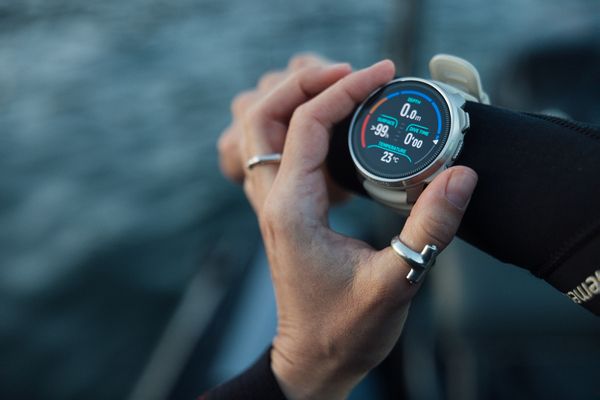 Suunto Oceanin iso värillinen näyttö varmistaa selkeän luettavuuden ja käytön haastavissakin olosuhteissa.