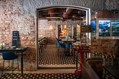Ravintolan sisustuksessa yhdistyvät Helsingin ravintolan tavoin eurooppalainen bistrotunnelma, laadukkaat materiaalit ja harkitut yksityiskohdat.