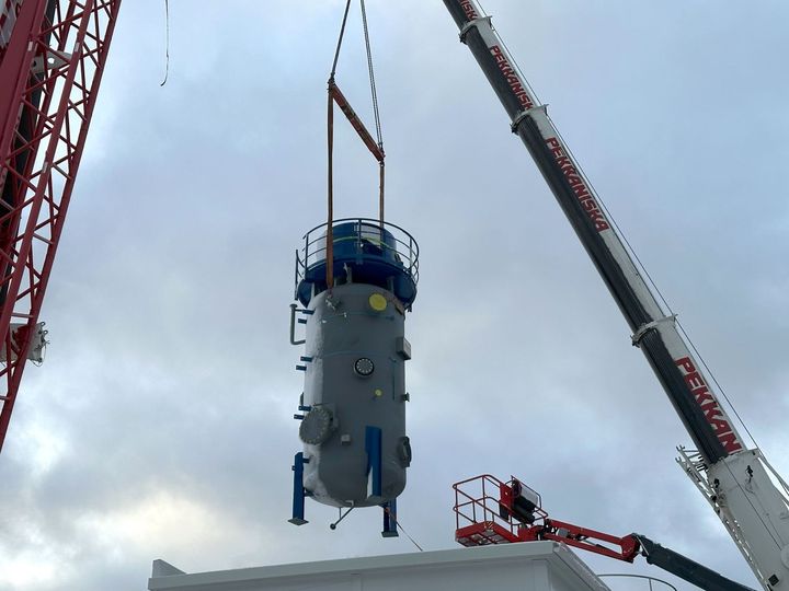 VAPEC (SULZER) elektrodikattilat ovat luotettava ja päästötön tapa tuottaa lämpöä tai höyryä. Kuva kattilan nostosta kattilarakennukseen Finessin viimeisimmästä kattilatoimituksesta.