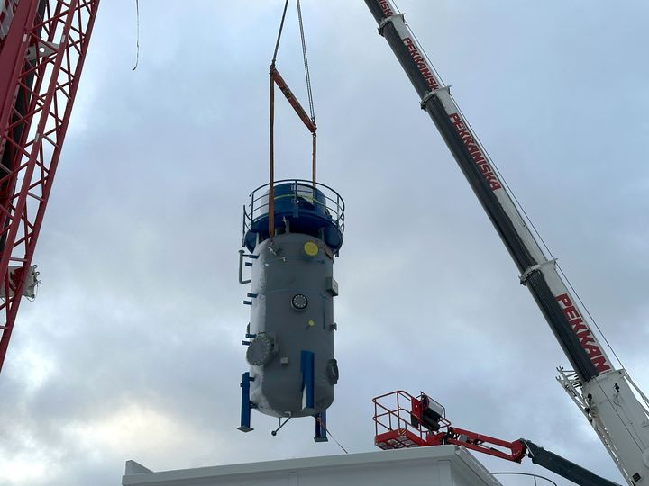 Elektrodikattila%20nostetaan%20kattilahuoneeseen.%20Elektrodikattiloissa%20s%E4hk%F6virta%20l%E4mmitt%E4%E4%20suoraan%20vett%E4%2C%20jolloin%20saadaan%20entist%E4%20suuremmat%20tehot%20suhteessa%20laitteen%20kokoon.