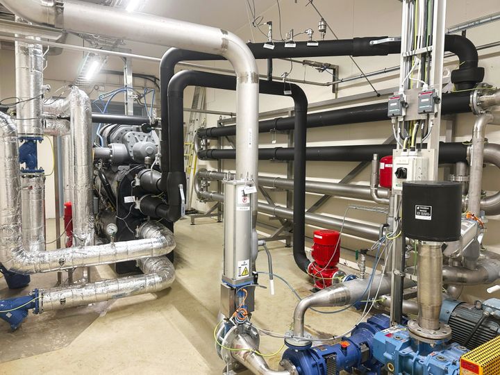 Finess%20Energyn%20teollinen%20putkisto-%20ja%20pumppuj%E4rjestelm%E4%20hukkal%E4mm%F6n%20talteenottoon%20j%E4tevedest%E4.