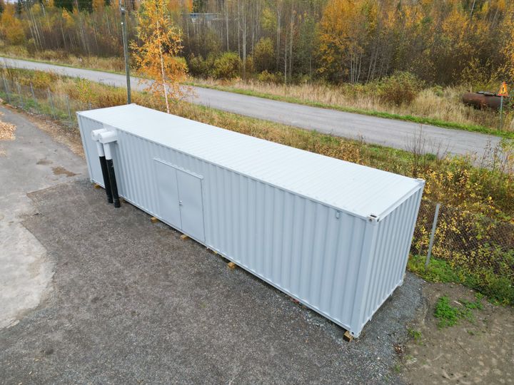 Kaukolämpöjärjestelmä toimitettiin siirtokonttiin asennettuna lämpölaitoksen piha-alueelle.