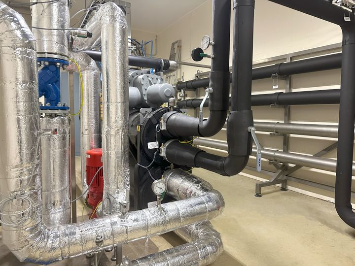 Hukkal%E4mp%F6%20on%20arvokas%20energial%E4hde.%20Kuvassa%20j%E4teveden%20l%E4mm%F6ntalteenottoj%E4rjestelm%E4.