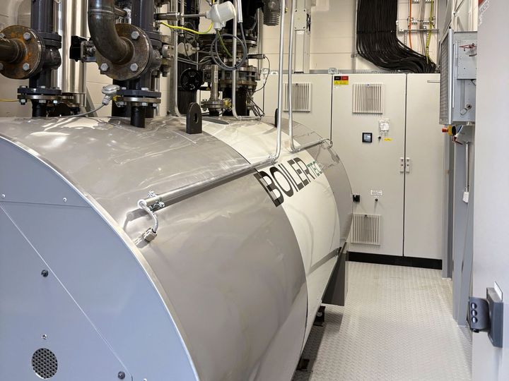 Konttiratkaisun%20sis%E4ll%E4%20oleva%203%20MW%20s%E4hk%F6kattila%20t%E4ydent%E4%E4%20alueellista%20kaukol%E4mp%F6verkkoa%20ja%20osallistuu%20my%F6s%20reservimarkkinoille.