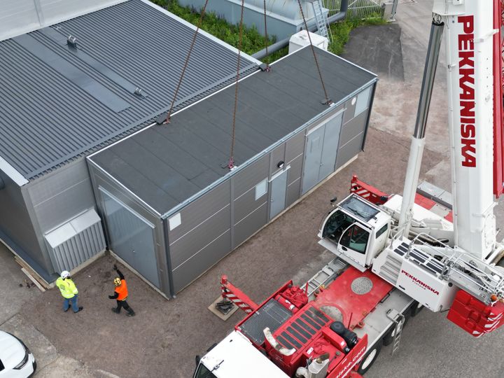 Konttiratkaisu nostettiin paikoilleen kesällä 2025.