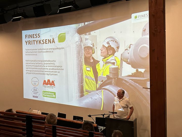 Finess Energyn toimitusjohtaja Juha-Pekka Paavola kertoi juhlaseminaarissa yrityksen 15-vuotisesta matkasta sekä tulevaisuuden näkymistä.