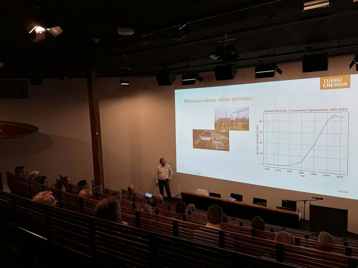 Seminaarissa%20puhuivat%20muun%20muassa%20Turku%20Energian%20toimitusjohtaja%20Timo%20Honkanen%20%28kuvassa%29%20sek%E4%20Paikallisvoima%20ry%3An%20toiminnanjohtaja%20Annukka%20Saari.