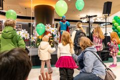 Teatteri Hevosenkengän Hyperkybermies-esitys viihdytti kauppakeskuksen asiakkaita AINOAn syntymäpäiväviikonloppuna. Kuva: Kauppakeskus AINOA.
