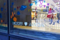 Unelmien päivä -yhteisöteos on nähtävillä kauppakeskuksen ikkunoissa Länsituulen kävelyalueella. Kuva: Kauppakeskus AINOA.
