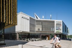 Kauppakeskus AINOAn julkisivu Länsituulesta kuvattuna.