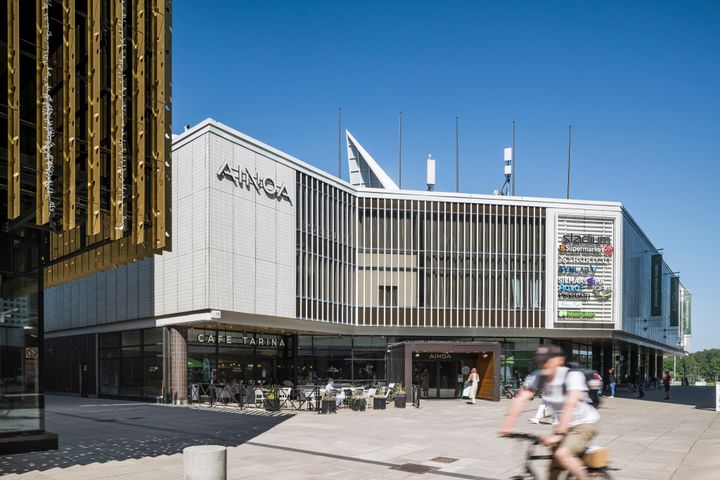 Kauppakeskus AINOAn julkisivu Länsituulesta kuvattuna.