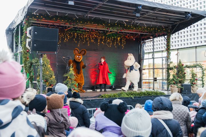 Tapiolan%20Joulunavaus%20ker%E4si%20L%E4nsituulen%20k%E4velykadulle%20tuhansia%20osallistujia%20ja%20toi%20AINOAan%20enn%E4tykselliset%2040%20763%20k%E4vij%E4%E4.