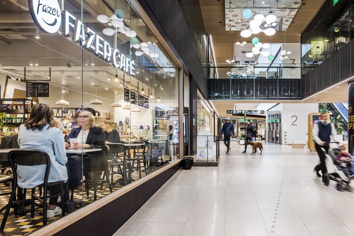 Asiakkaita liikkuu kauppakeskus AINOAn käytävällä Fazer Cafén edustalla.