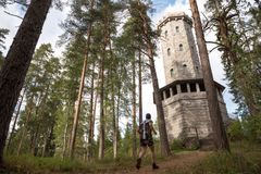 Aulangonvuoren maamerkki on 33-metrinen näkötorni. Graniittisesta tornista aukeaa vaikuttava näköala ja kansallismaisema Vanajaveden laaksoon. Kuva: Jari Anttonen.