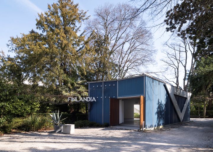 Suomen Aalto-paviljonki Venetsian biennaalin Giardini-näyttelyalueella.
