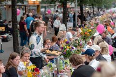 Kesäillan kattaus veti yli tuhat kävijää Oulun Hallituskadulle viime elokuussa.